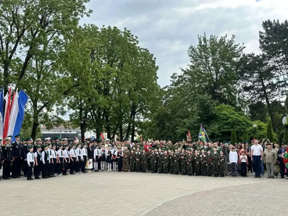 В сквере Пограничников в Краснодаре прошёл торжественный митинг, посвящённый 108-й годовщине со дня учреждения службы В сквере Пограничников в Краснодаре прошёл торжественный митинг, посвящённый 108-й годовщине со дня учреждения службы