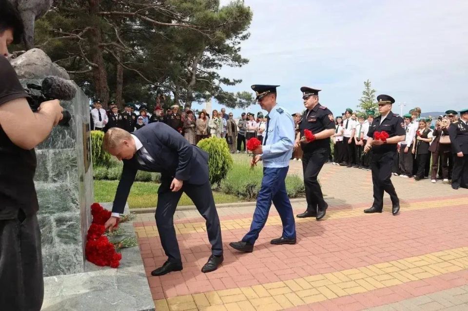 Прокуратурой города Геленджика вместе с ветеранами пограничной службы, военнослужащими, жителями и молодежью Геленджика принято участие в памятной акции, посвящённой Дню пограничника