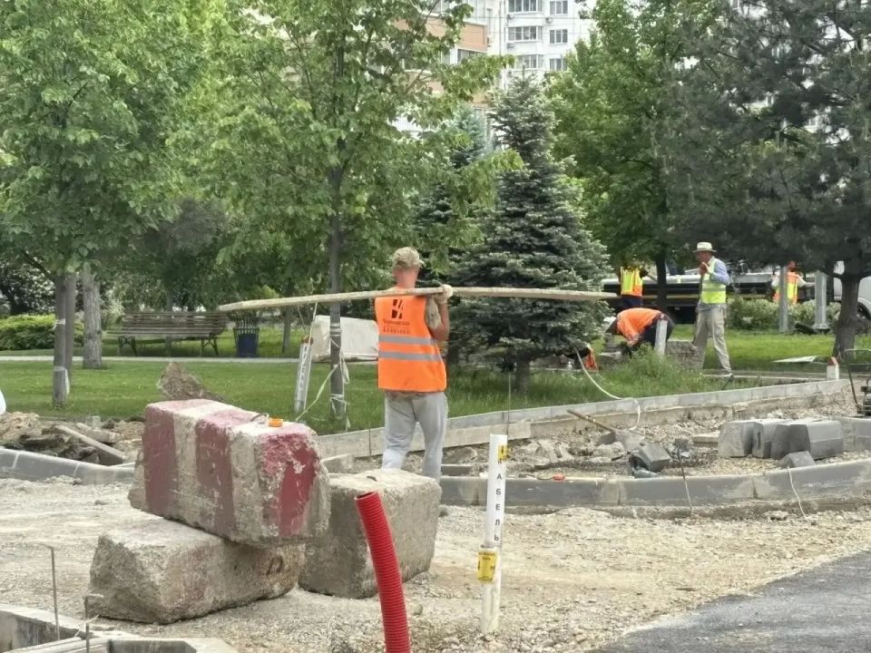 По ул. им. Есенина укладывают асфальто-бетонное покрытие По ул. им. Есенина укладывают асфальто-бетонное покрытие