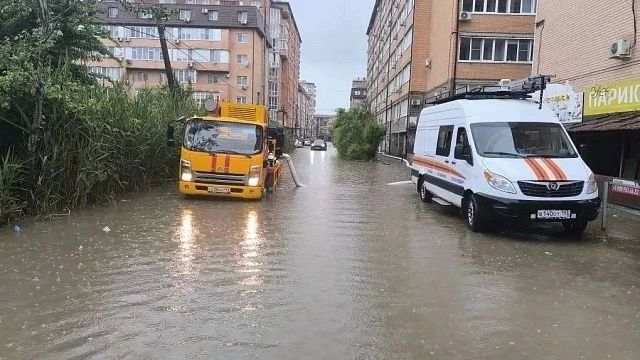 В местах подтоплений работает спецтехника В местах подтоплений работает спецтехника