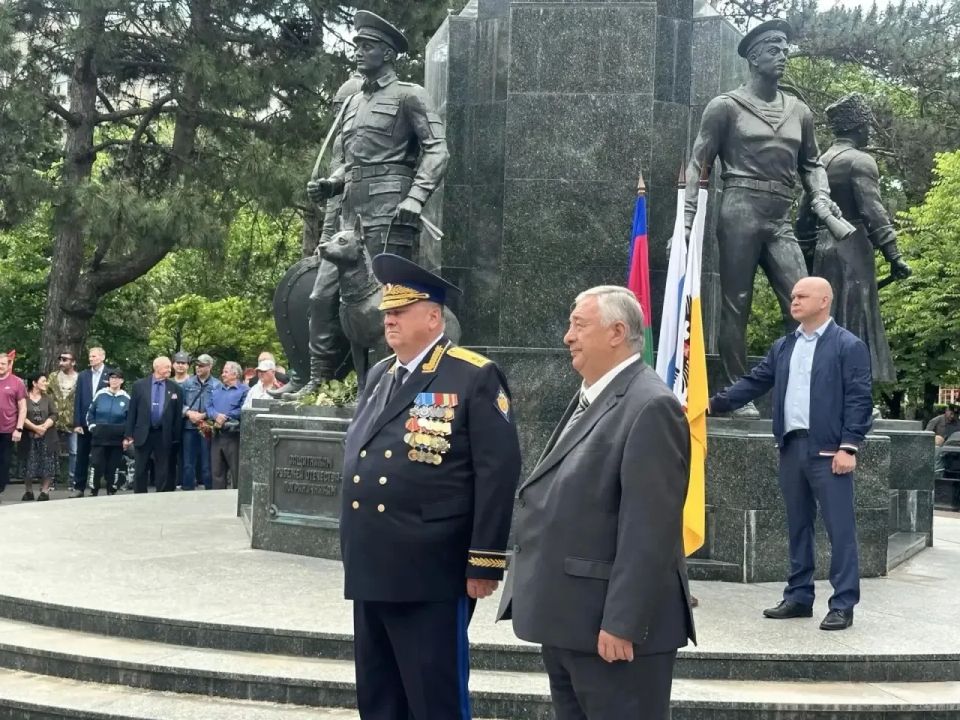 В сквере Пограничников в Краснодаре прошёл торжественный митинг, посвящённый 108-й годовщине со дня учреждения службы В сквере Пограничников в Краснодаре прошёл торжественный митинг, посвящённый 108-й годовщине со дня учреждения службы