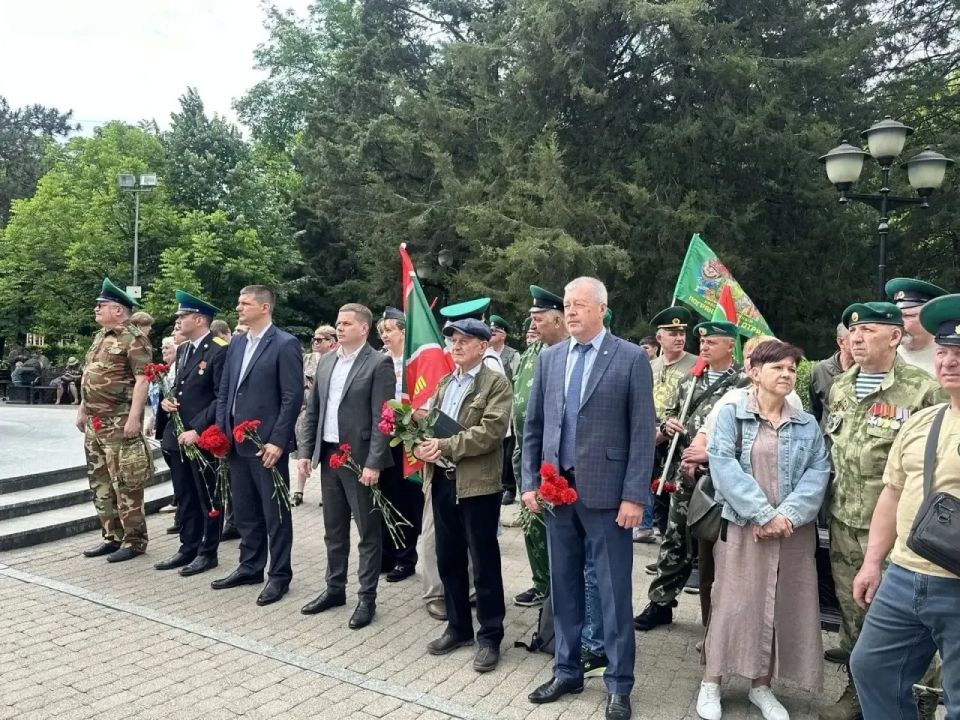В сквере Пограничников в Краснодаре прошёл торжественный митинг, посвящённый 108-й годовщине со дня учреждения службы