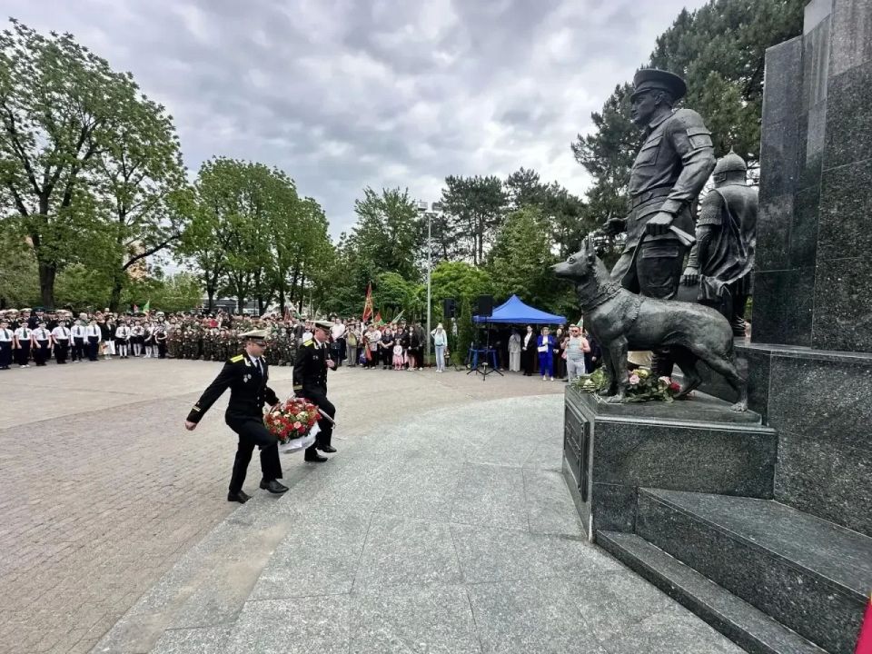 В сквере Пограничников в Краснодаре прошёл торжественный митинг, посвящённый 108-й годовщине со дня учреждения службы В сквере Пограничников в Краснодаре прошёл торжественный митинг, посвящённый 108-й годовщине со дня учреждения службы