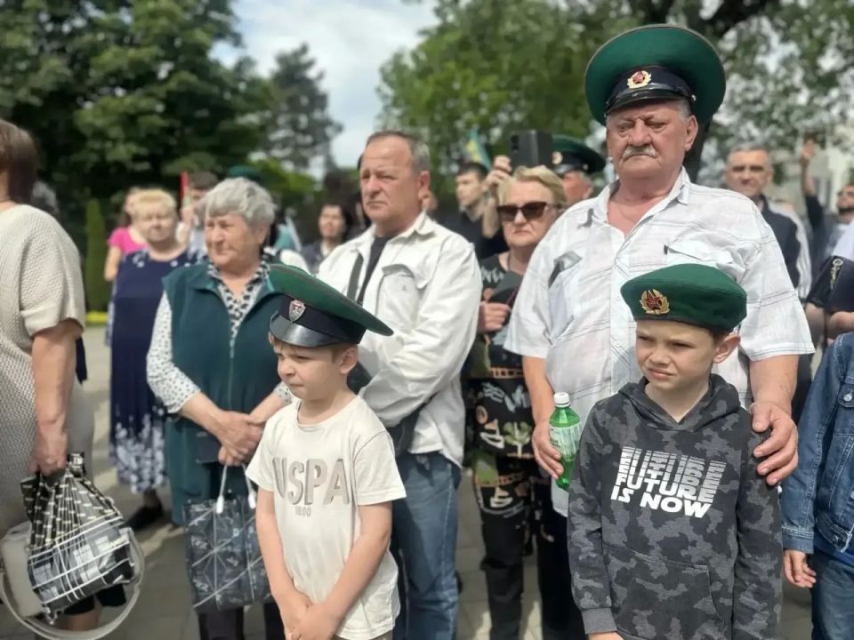 В сквере Пограничников в Краснодаре прошёл торжественный митинг, посвящённый 108-й годовщине со дня учреждения службы В сквере Пограничников в Краснодаре прошёл торжественный митинг, посвящённый 108-й годовщине со дня учреждения службы