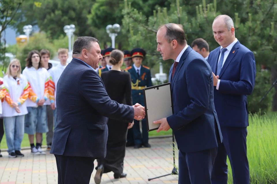 Алексей Богодистов: Вместе с ветеранами пограничной службы, военнослужащими, жителями и молодежью Геленджика приняли участие в памятной акции, посвящённой Дню пограничника Алексей Богодистов: Вместе с ветеранами пограничной службы, военнослужащими, жителями и молодежью Геленджика приняли участие в памятной акции, посвящённой Дню пограничника