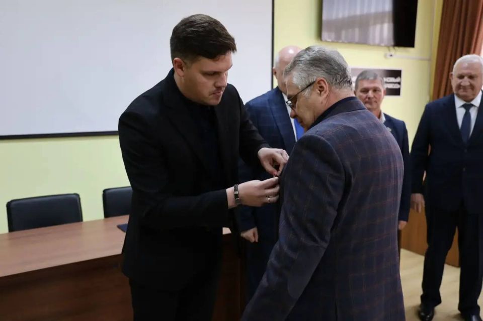 Андрей Харченко: На 81-ом бронетанковом ремонтном заводе вместе с министром промышленности Краснодарского Края Дмитрием Николаевичем Хмелько наградили сотрудников медалями ордена «За заслуги перед Отечеством II степени» Андрей Харченко: На 81-ом бронетанковом ремонтном заводе вместе с министром промышленности Краснодарского Края Дмитрием Николаевичем Хмелько наградили сотрудников медалями ордена «За заслуги перед Отечеством II степени»