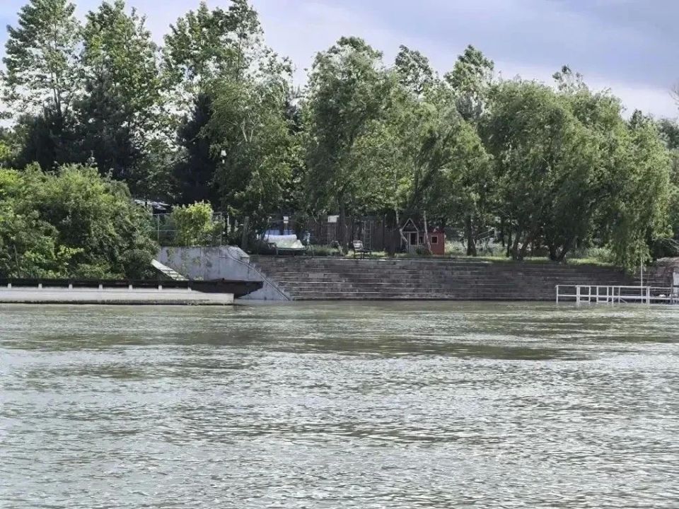 Спасатели ежедневно следят за уровнем воды в реке Кубань