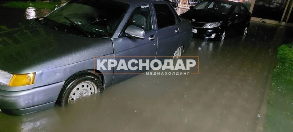 Подписчики присылают кадры затопленных улиц Подписчики присылают кадры затопленных улиц