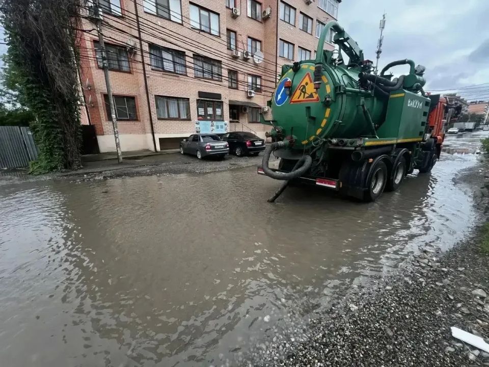 Водооткачивающая техника работает на улицах Краснодара Водооткачивающая техника работает на улицах Краснодара