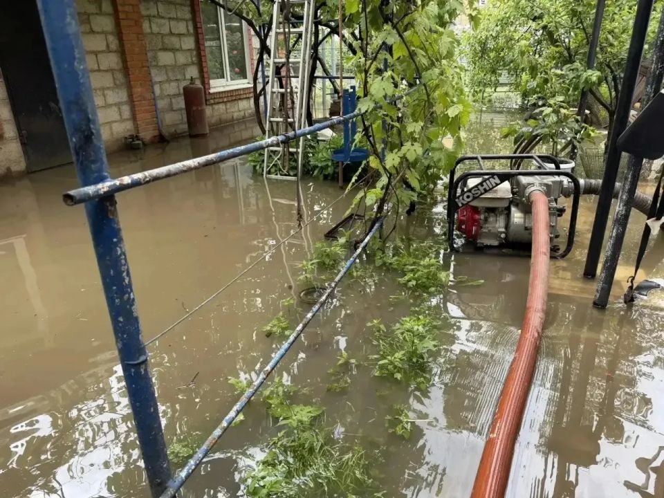 В Краснодаре устраняют последствия ливней В Краснодаре устраняют последствия ливней