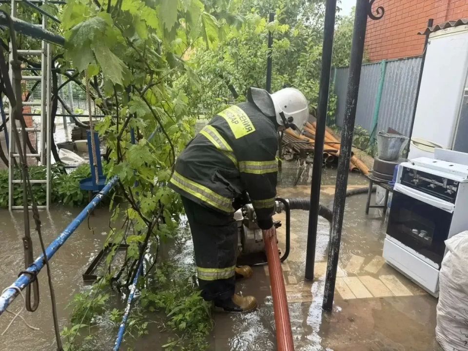 В Краснодаре устраняют последствия ливней В Краснодаре устраняют последствия ливней