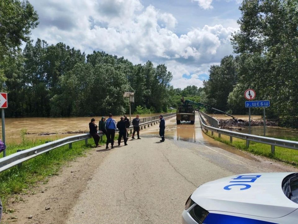 В станице Григорьевской Северского района временно перекрыли движение по мосту из-за поднятия уровня воды в реке Шебш