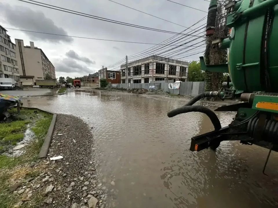 Водооткачивающая техника работает на улицах Краснодара Водооткачивающая техника работает на улицах Краснодара