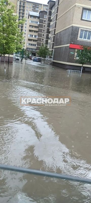 Подписчики присылают кадры затопленных улиц Подписчики присылают кадры затопленных улиц