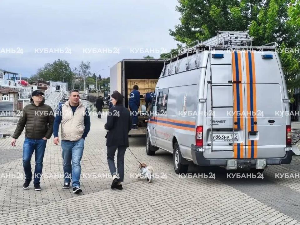 Противопаводковые боновые заграждения развернули на набережной в Краснодаре