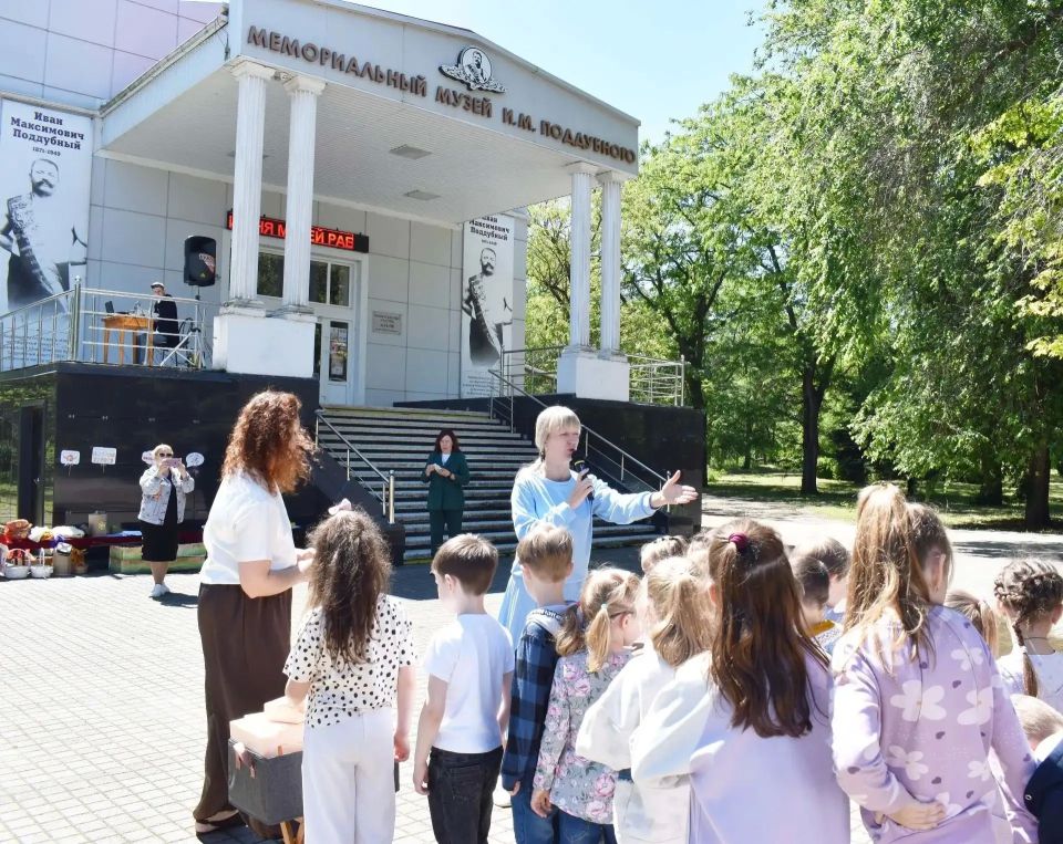 В первый день лета на площадке перед Мемориальным музеем И.М. Поддубного в парке культуры и отдыха г.Ейска, названном именем чемпиона чемпионов, прошла яркая программа «Хоровод народов России», приуроченная ко Дню защиты...
