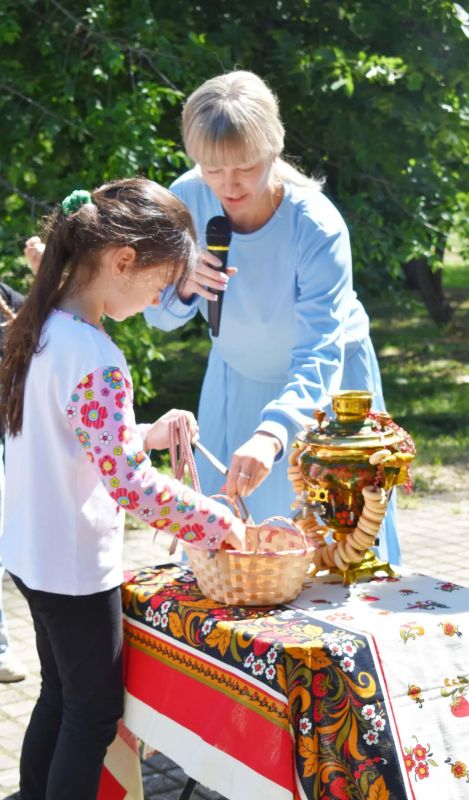 В первый день лета на площадке перед Мемориальным музеем И.М. Поддубного в парке культуры и отдыха г.Ейска, названном именем чемпиона чемпионов, прошла яркая программа «Хоровод народов России», приуроченная ко Дню защиты... В первый день лета на площадке перед Мемориальным музеем И.М. Поддубного в парке культуры и отдыха г.Ейска, названном именем чемпиона чемпионов, прошла яркая программа «Хоровод народов России», приуроченная ко Дню защиты...