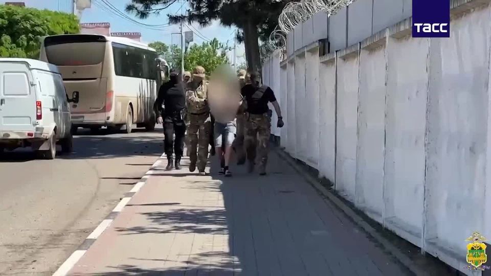Сотрудники УФСБ России по Краснодарскому краю совместно с полицией задержали мужчину, хранившего у себя гранатомет и боеприпасы, при попытке продажи импортных гранат