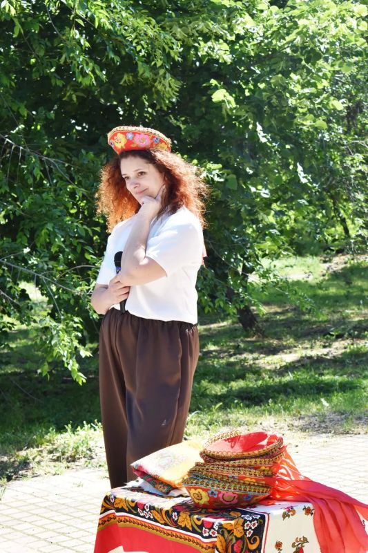 В первый день лета на площадке перед Мемориальным музеем И.М. Поддубного в парке культуры и отдыха г.Ейска, названном именем чемпиона чемпионов, прошла яркая программа «Хоровод народов России», приуроченная ко Дню защиты... В первый день лета на площадке перед Мемориальным музеем И.М. Поддубного в парке культуры и отдыха г.Ейска, названном именем чемпиона чемпионов, прошла яркая программа «Хоровод народов России», приуроченная ко Дню защиты...