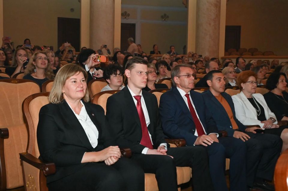 В День защиты детей в Сочи чествовали одаренных школьников В День защиты детей в Сочи чествовали одаренных школьников