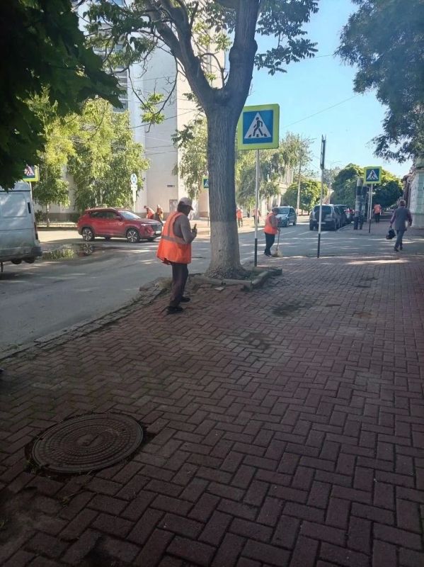 После обильных дождей одна из главных забот ейских коммунальщиков – покос травы и её уборка с городских территорий после проведения работ