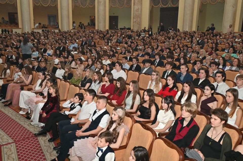 В День защиты детей в Сочи чествовали одаренных школьников В День защиты детей в Сочи чествовали одаренных школьников