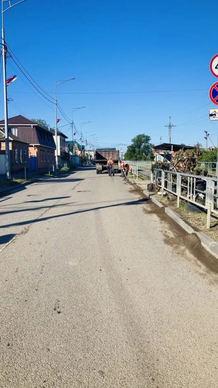 После обильных дождей одна из главных забот ейских коммунальщиков – покос травы и её уборка с городских территорий после проведения работ После обильных дождей одна из главных забот ейских коммунальщиков – покос травы и её уборка с городских территорий после проведения работ