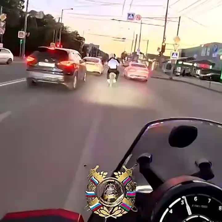 Погоня с запашком. В Краснодаре преследование байкеров закончилось фееричной аварией с мусорными баками
