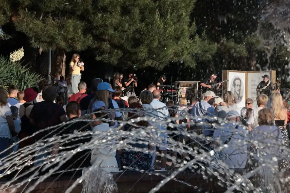 На площади Лермонтова прошёл праздничный концерт, посвящённый открытию курортного сезона На площади Лермонтова прошёл праздничный концерт, посвящённый открытию курортного сезона