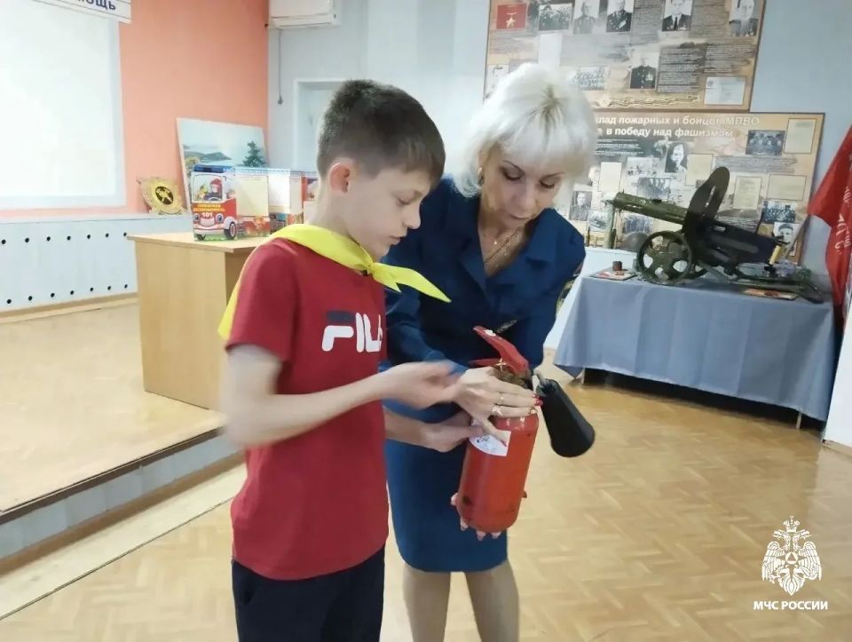 Учёба продолжается и в каникулы: на Анапской пожарнотехнической выставке начались занятия для ребят из лагерей дневного пребывания Учёба продолжается и в каникулы: на Анапской пожарнотехнической выставке начались занятия для ребят из лагерей дневного пребывания