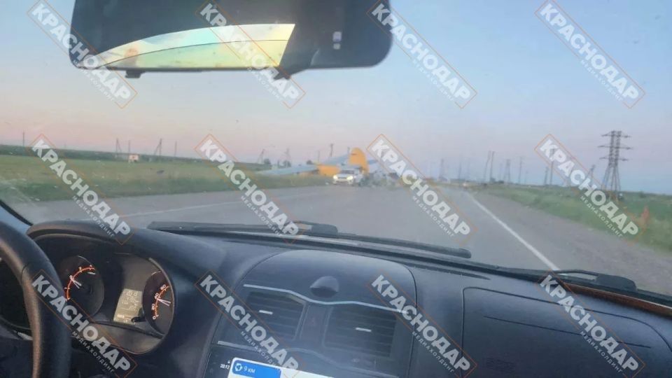 Кадры с места аварийной посадки самолёта в Славянском районе Кадры с места аварийной посадки самолёта в Славянском районе
