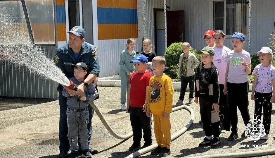 Огнеборцы станицы Ярославской открыли двери в мир спасения для юных гостей