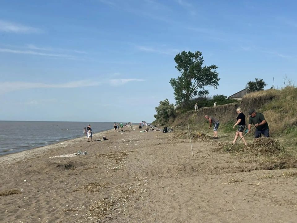 Жители с.Воронцовка Ейского района привели в порядок побережье Жители с.Воронцовка Ейского района привели в порядок побережье