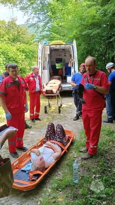 В Сочи спасатели оказали помощь туристке, получившей травму спины