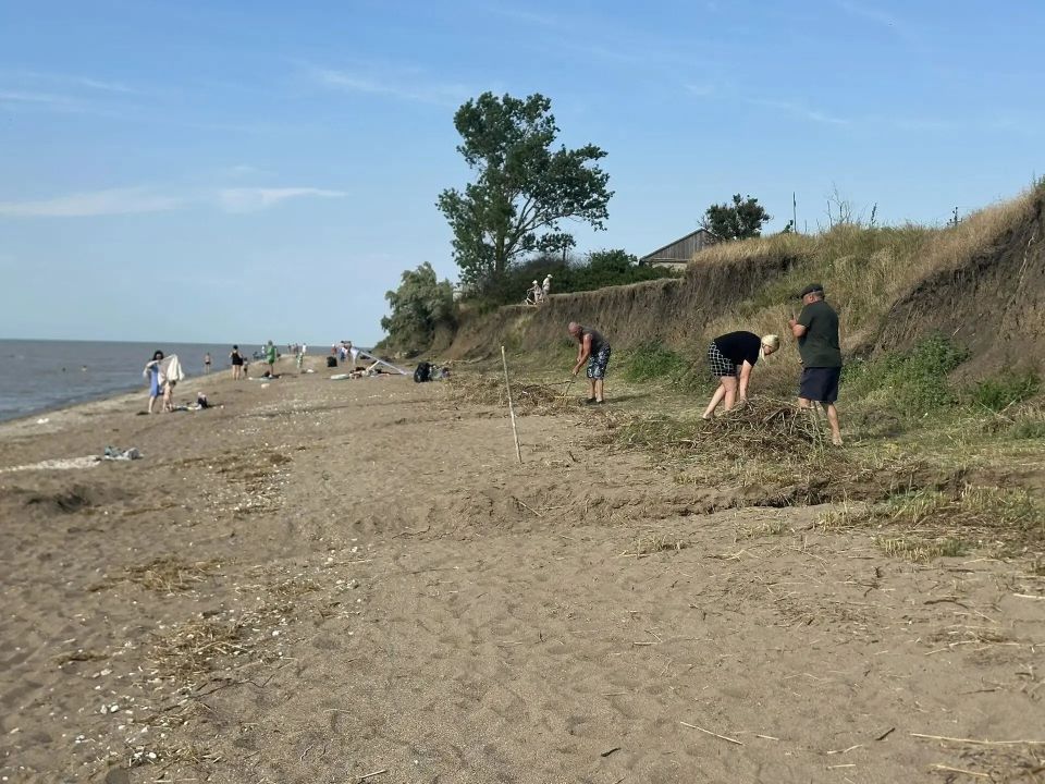 Жители с.Воронцовка Ейского района привели в порядок побережье Жители с.Воронцовка Ейского района привели в порядок побережье