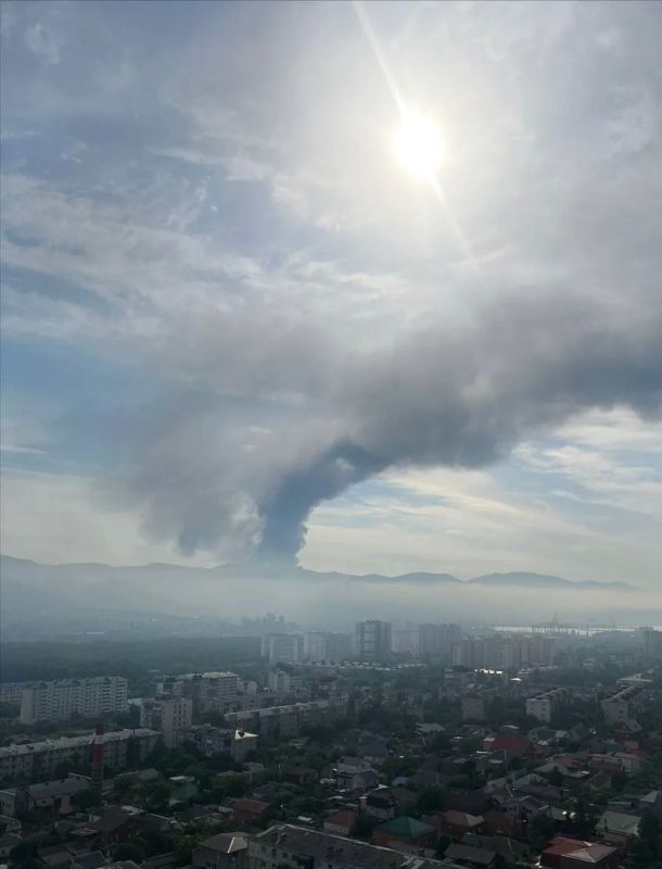 Столбы дыма над перевалочной нефтебазой «Грушовая» в Новороссийске, снятые местными жителям Столбы дыма над перевалочной нефтебазой «Грушовая» в Новороссийске, снятые местными жителям