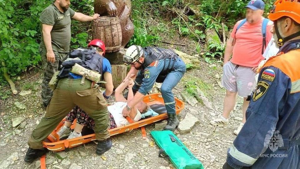 Неудачное падение: в Сочи спасатели эвакуировали туристку из труднодоступного ущелья