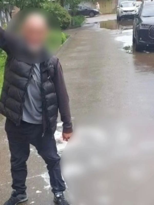 Полиция задержала мужчину, нарисовавшего сметаной свастику на асфальте