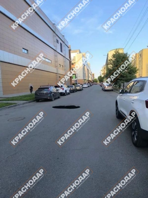 Очевидцы сняли провал на улице Головатого Очевидцы сняли провал на улице Головатого