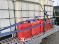Некоторые крымчане, особенно географически приближенные к АЗС Краснодарского края, умудряются запасаться топливом, мотаясь с канистрами через Крымский мост