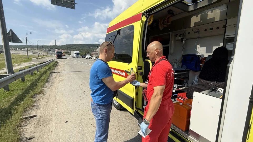 Сотрудники Госавтоинспекции города Новороссийска и скорой медицинской помощи провели совместную акцию «Безопасная дорога в отпуск» Сотрудники Госавтоинспекции города Новороссийска и скорой медицинской помощи провели совместную акцию «Безопасная дорога в отпуск»