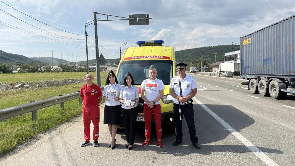 Сотрудники Госавтоинспекции города Новороссийска и скорой медицинской помощи провели совместную акцию «Безопасная дорога в отпуск»