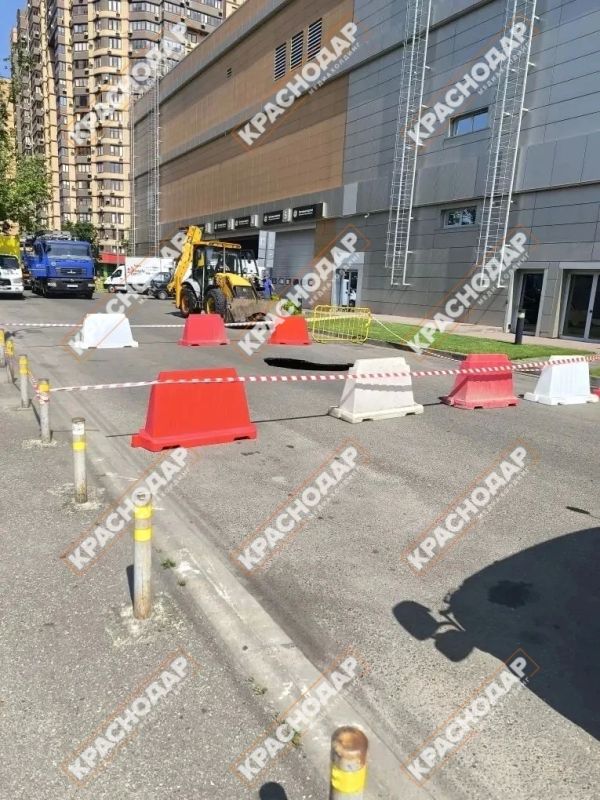 Очевидцы сняли провал на улице Головатого