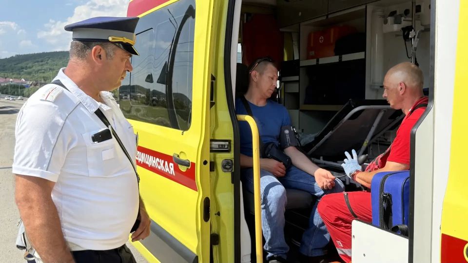 Сотрудники Госавтоинспекции города Новороссийска и скорой медицинской помощи провели совместную акцию «Безопасная дорога в отпуск» Сотрудники Госавтоинспекции города Новороссийска и скорой медицинской помощи провели совместную акцию «Безопасная дорога в отпуск»