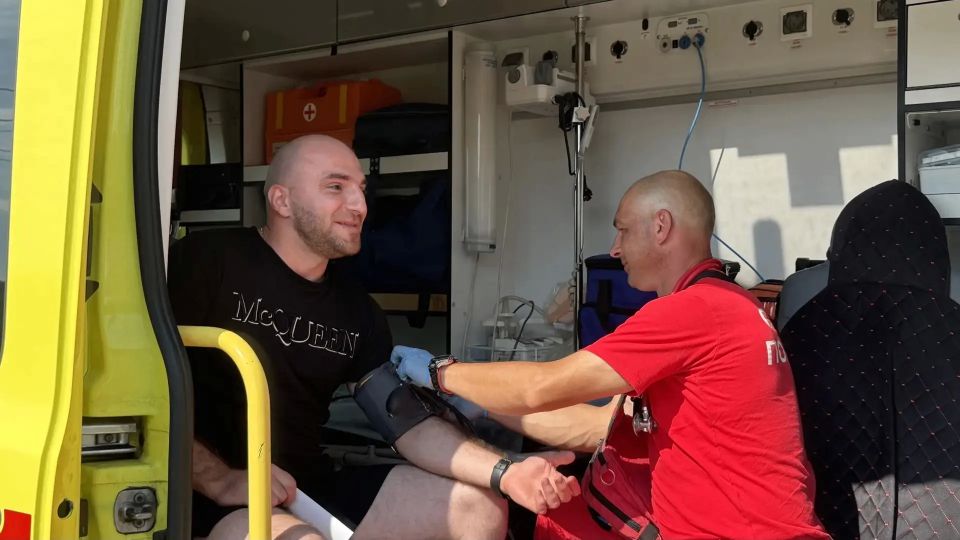 Сотрудники Госавтоинспекции города Новороссийска и скорой медицинской помощи провели совместную акцию «Безопасная дорога в отпуск» Сотрудники Госавтоинспекции города Новороссийска и скорой медицинской помощи провели совместную акцию «Безопасная дорога в отпуск»