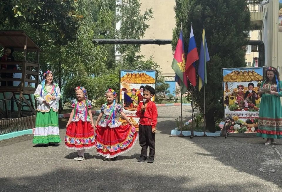 В детском саду № 31 «Голубая стрела» города Туапсе большое событие: пятнадцатый, юбилейный выпуск Черноморских казачат в школу В детском саду № 31 «Голубая стрела» города Туапсе большое событие: пятнадцатый, юбилейный выпуск Черноморских казачат в школу