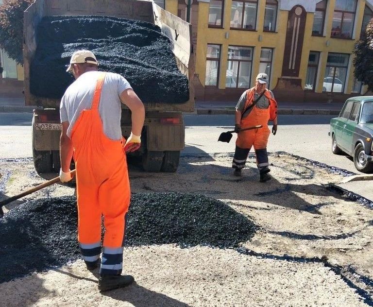 В Ейске приступили к исполнению очередного контракта по ямочному ремонту асфальтовых дорог В Ейске приступили к исполнению очередного контракта по ямочному ремонту асфальтовых дорог