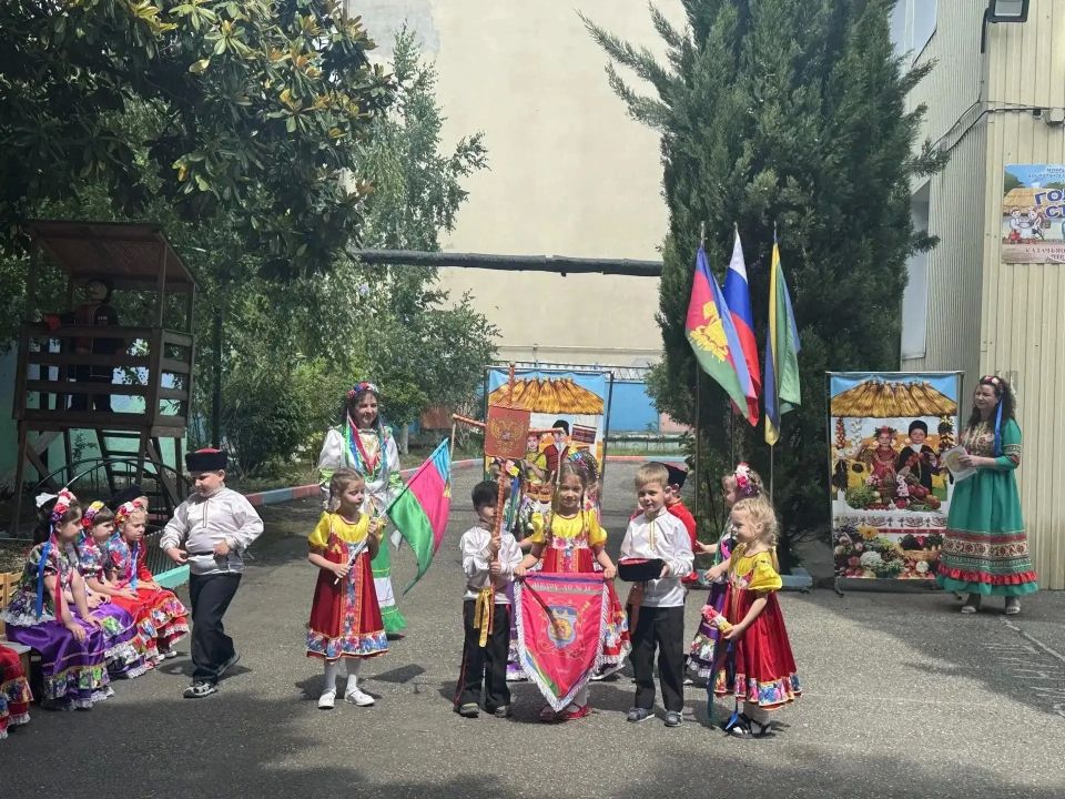 В детском саду № 31 «Голубая стрела» города Туапсе большое событие: пятнадцатый, юбилейный выпуск Черноморских казачат в школу В детском саду № 31 «Голубая стрела» города Туапсе большое событие: пятнадцатый, юбилейный выпуск Черноморских казачат в школу