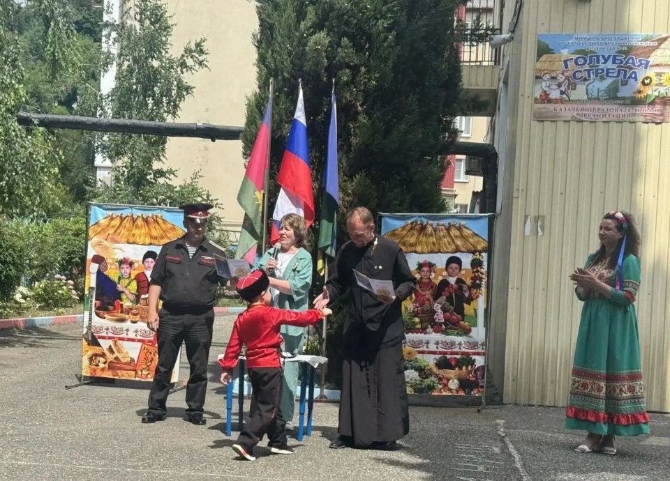 В детском саду № 31 «Голубая стрела» города Туапсе большое событие: пятнадцатый, юбилейный выпуск Черноморских казачат в школу В детском саду № 31 «Голубая стрела» города Туапсе большое событие: пятнадцатый, юбилейный выпуск Черноморских казачат в школу
