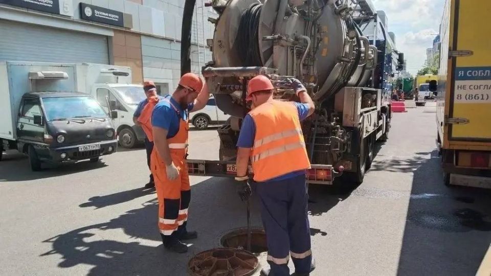 Движение машин временно ограничили из-за провала грунта в центре Краснодара Движение машин временно ограничили из-за провала грунта в центре Краснодара
